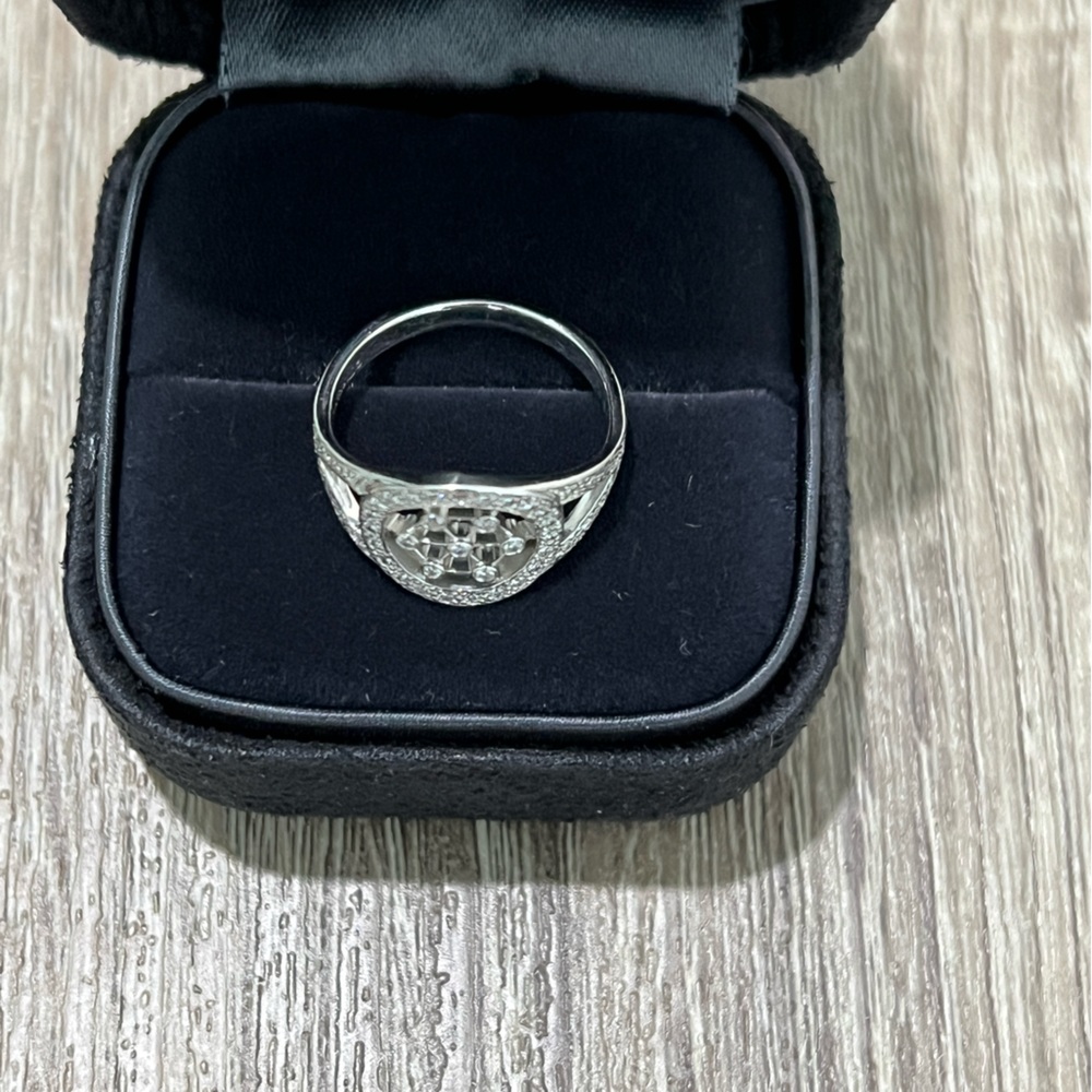 Tiffany & Co. voile platinum and diamond‎ ring - Picture 9 of 15